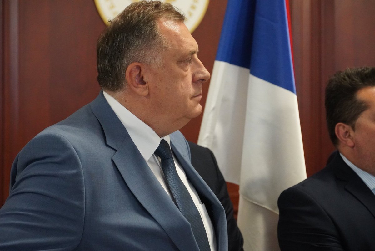 Epadalovic1's tweet photo. Milorad Dodik dao ultimatum Ustavnom sudu BiH i dao mu rok do petka 23.6 da povuče jučerašnju odluku @Buka_portal https://t.co/v6FA1Elu7x