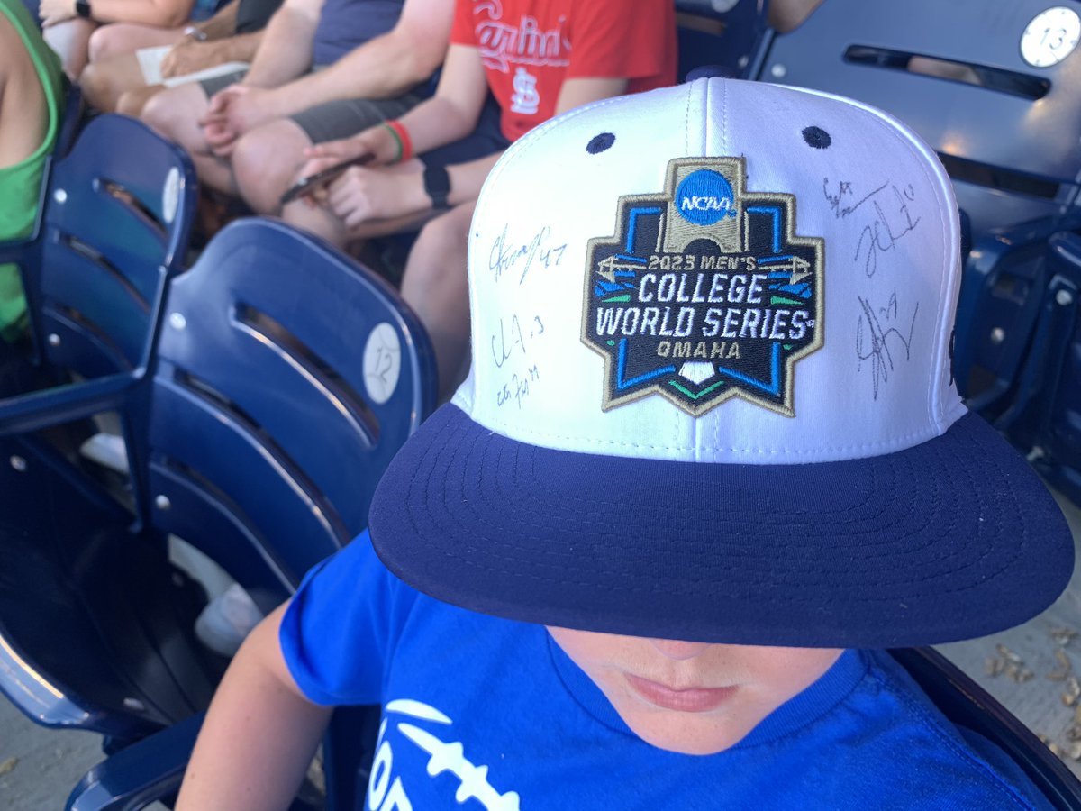 56SMS's tweet photo. @GatorsBB When you’re an Iowa kid but a huge Florida Gators fan and you see some of their players sitting in front of you…you get their autographs, take a pic with them and wish them luck the rest of the way! #MCWS #Gators #GatorNation https://t.co/cexz8xEGaH