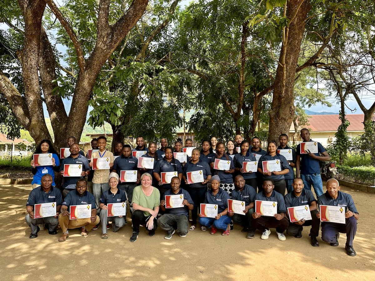 Esther Tait from #AchmeaFoundation is here to empower APOPO teams in 🇹🇿 with #LeadershipSkills! ✨  Week 1 focused on Communication, Time Management, & Intercultural Communication Skills; vital tools to enhance personal & professional growth!  #SocialTransformation #BuildCapacity