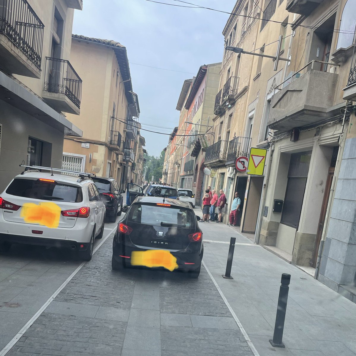osramdj's tweet photo. @ARovira7 Reprenc aquest fil d'ara fa dos anys, on la cosa no ha canviat gaire d'ençà que vaig publicar-ho. Amb l'alcaldia acabada d'estrenar animo al nou equip de govern que al setembre això canviï definitivament. La foto és d'avui. #Manlleu #Anemperfeina https://t.co/kOYv8xF0jQ