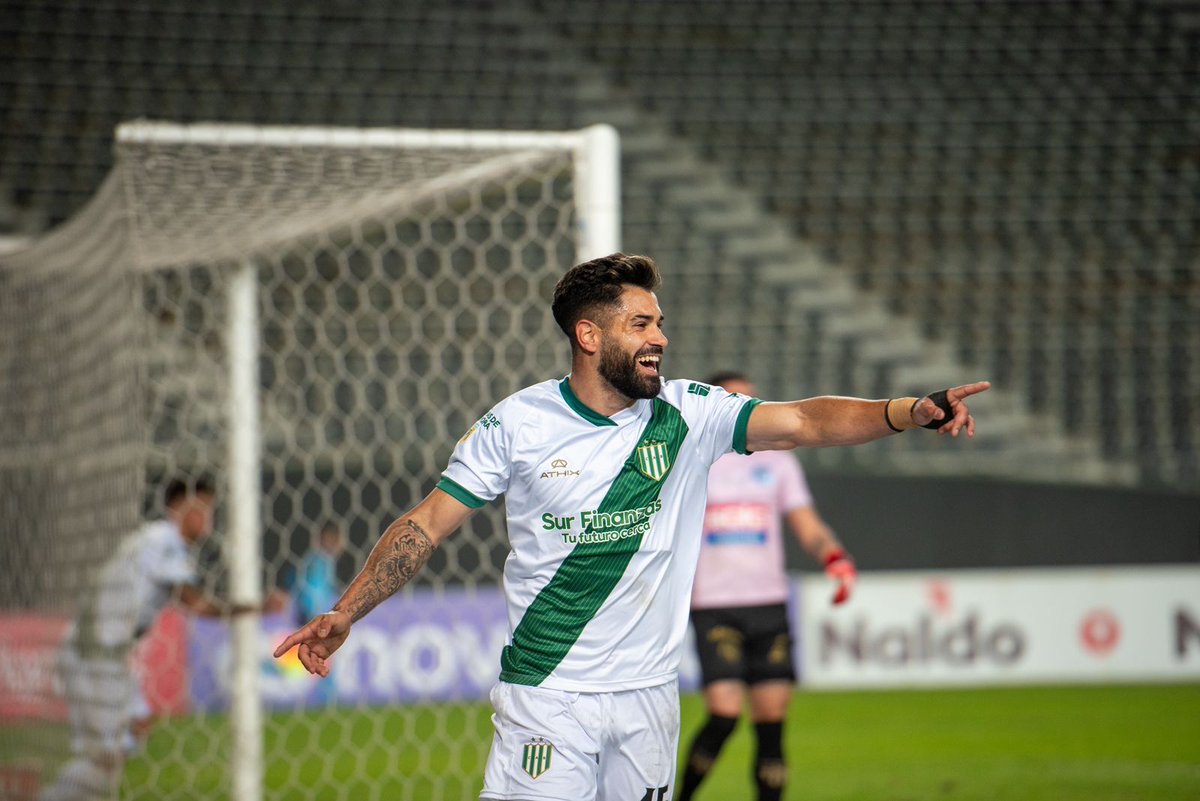 msueldo27's tweet photo. Se ganó que era lo más importante en este momento. #Banfield se impuso ante un rival de menor jerarquia en un campo de juego que lució en pésimas condiciones. Más allá de que al inicio le costó hacer pie cuando consiguió el primer gol dominó el trámite. A pensar en #Belrano. https://t.co/3tjnmbT4XL