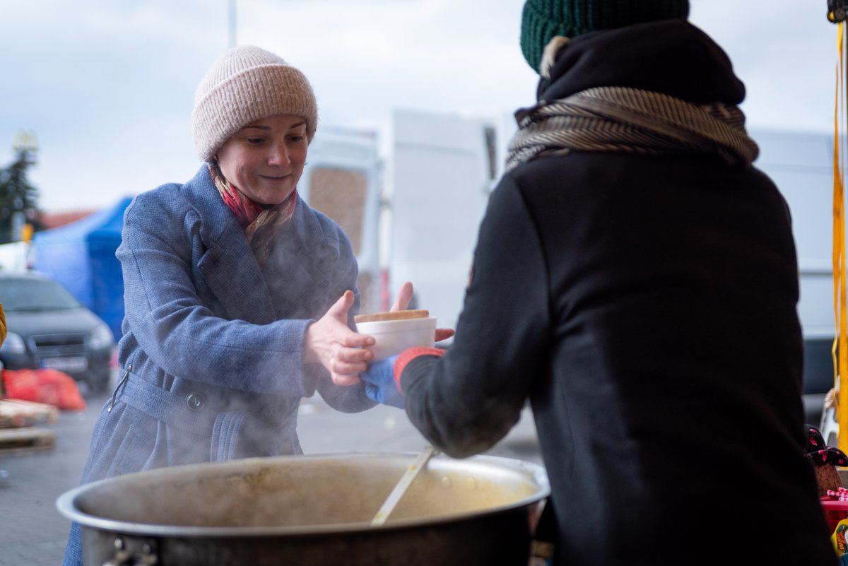 Khalsa Aid provided emergency relief last year in the largest relocation hub for #Ukrainian refugees in #Warsaw, #Poland. Our volunteers served hot food and drinks to 3000 #refugees every day. #WorldRefugeeDay #RefugeeWeek #CompassionIntoAction