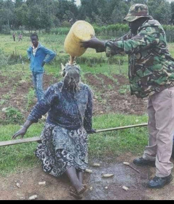 @MEsipisu @alaminkimathi @mucheru @ngunjiriwambugu @ForeignOfficeKE @KenyaMissionUK @AmbKiarieKamere @LondnDIPLOMAT @rmugure21 @NdakaMutisya @maina_betty This woman here is being humiliated for selling just that. Who's humiliating her? The govt of Kenya. Sorry, she's being humiliated by colonial puppets.
Yes, agents of imperialism are humiliating Kenyans who want to industrialize and produce their own things here.
Stop it.