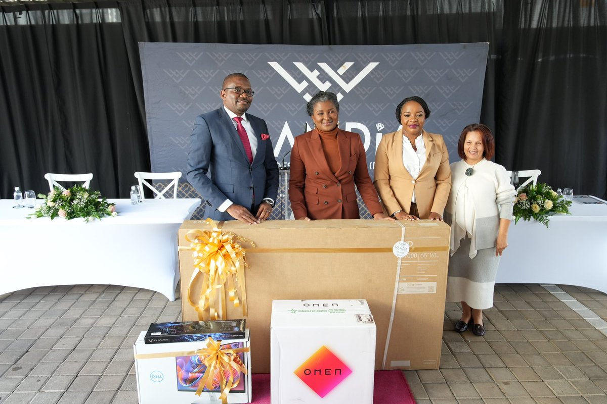 1/ This morning, FLON was welcomed to the Namib Desert Diamonds @NAMDIANAM headquarters in Windhoek. She was briefed on their operations and shown the diamonds that the company deals with.

We thank NAMDiA for donating an office computer and TV to the @BeFreeYouth Campus.