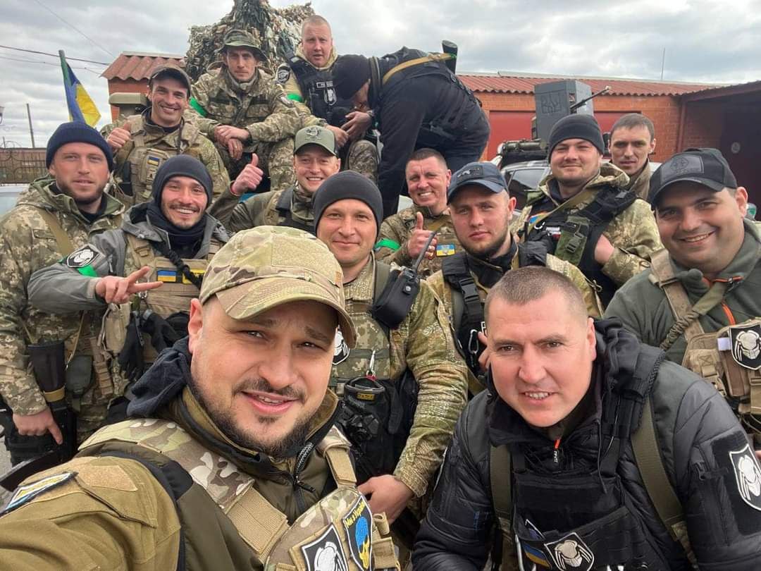 TheCUVFiles's tweet photo. 1129     19:59:33     22/04/22

 "The Defenders of #Mykolaiv.

These lads are top notch. I salute you, gentlemen. 

Glory to #Ukraine 🇺🇦✊" https://t.co/WXg8Txh9Ny