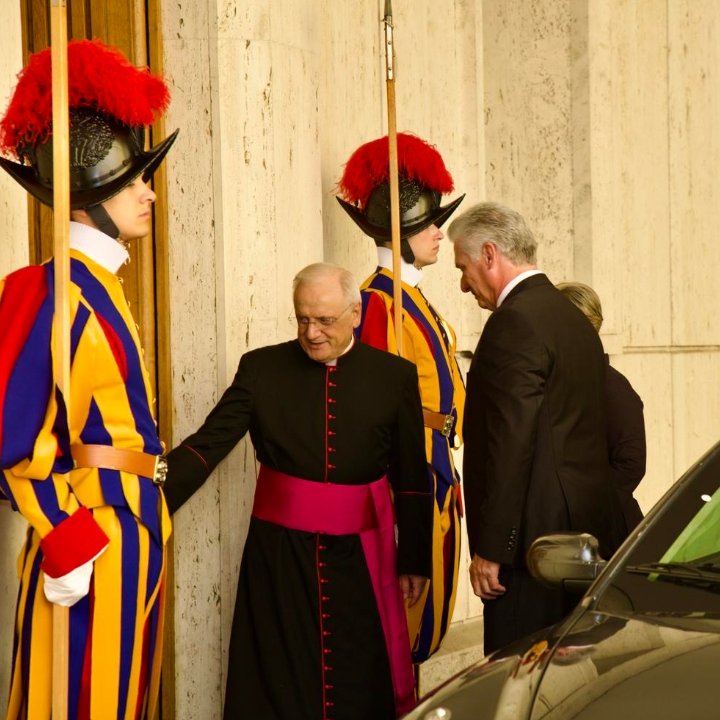 #DiazCanelEnElVaticano 
#DeZurdaTeam