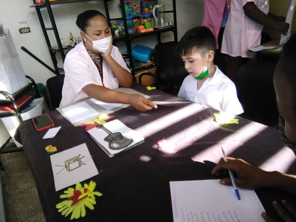 CMaceitos's tweet photo. Continúa el diagnóstico con los niños de preescolar en la tarea de pronunciación donde los niños desarrollan su expresión oral. #zuzelchacon #dmemella #DpeSantiago #primerainfancia #Mella https://t.co/DHFdgNRt9g