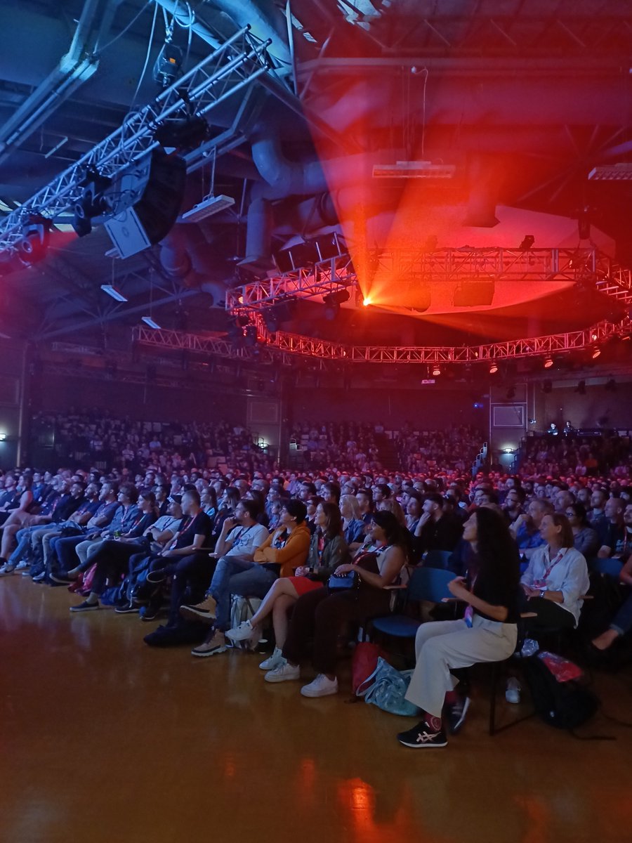 SumoDigitalLtd's tweet photo. It’s amazing to see so many of our people in the same place! 🤩

#SDC23 has finally begun with opening words from our Managing Director @GaryDunn1 followed by a talk about procedural content generation by guest speaker @ArranLangmead Senior Content Developer at @EpicGames 🎙️ https://t.co/cf7isKvyOg