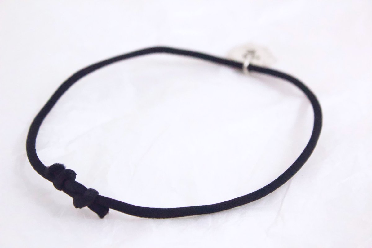 판박이 목걸이

반려동물의 얼굴 모양과 똑 닮은
귀여운 목걸이 입니다.
굵게 새긴 이름은 각인이 아닌
썰어내서 땜 한 글자 입니다.
성씨를 함께 넣거나 뒷면에 전화번호 등의
인적사항을 함께 새길수 있습니다.
매듭끼리의 간격을 조절해
늘리고 줄여서 착용합니다.

- Silver, fabric
- 50,000