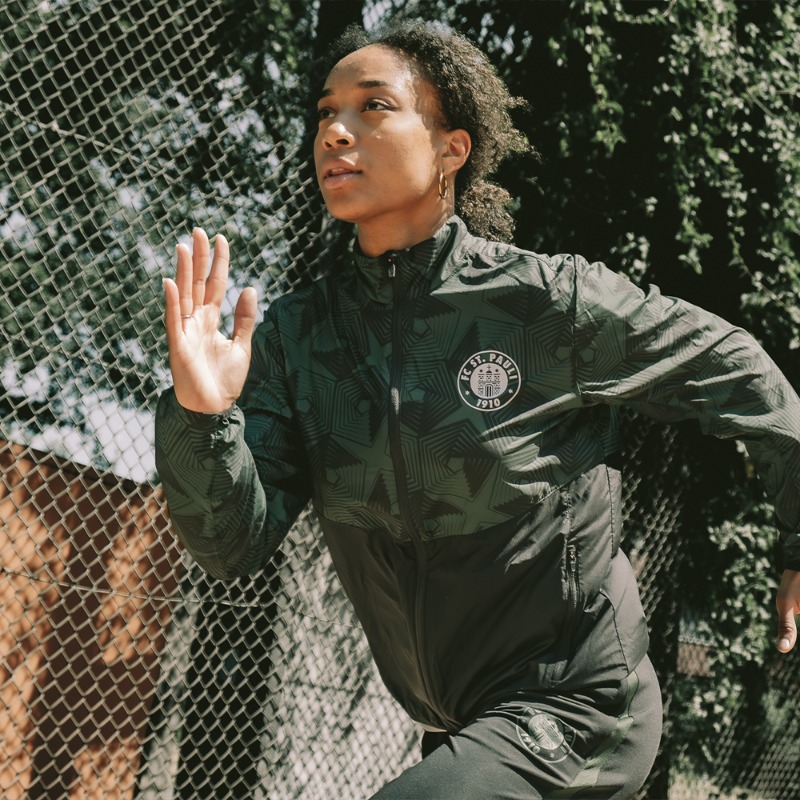 fcstpauli's tweet photo. Ultra Fair in die neue Saison – die neue FCSP Trainings- und Präsentationskollektion von #DIIY – Ultra fair sportswear ist pünktlich zum Trainingsauftakt ab sofort online und in den Shops erhältlich.
#fcsp