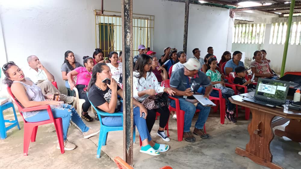 Ccciudadania's tweet photo. Culminamos con esta fase de formación📖 en la comunidad de El Viñedo con el taller de mercadeo de pequeñas y medianas empresas a cargo de la Dra. Margarita Maurera.

Recordamos la importancia de la formación a nivel personal ya que nos sirve también para aportar a la comunidad 💪🏽 https://t.co/UwVXuqfa7U