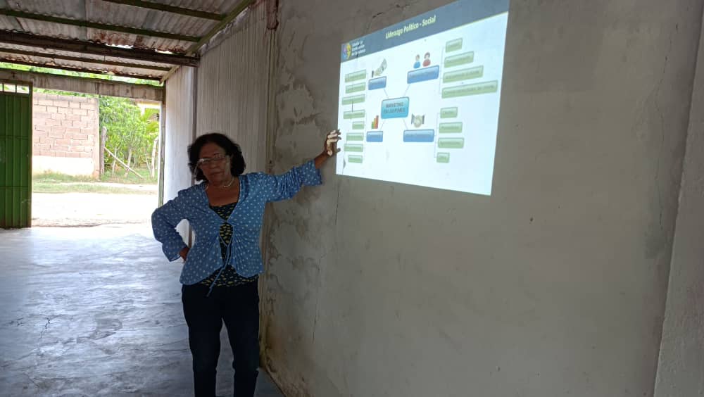 Ccciudadania's tweet photo. Culminamos con esta fase de formación📖 en la comunidad de El Viñedo con el taller de mercadeo de pequeñas y medianas empresas a cargo de la Dra. Margarita Maurera.

Recordamos la importancia de la formación a nivel personal ya que nos sirve también para aportar a la comunidad 💪🏽 https://t.co/UwVXuqfa7U