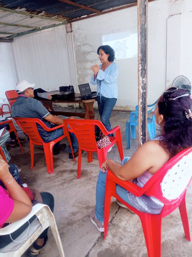 Ccciudadania's tweet photo. Culminamos con esta fase de formación📖 en la comunidad de El Viñedo con el taller de mercadeo de pequeñas y medianas empresas a cargo de la Dra. Margarita Maurera.

Recordamos la importancia de la formación a nivel personal ya que nos sirve también para aportar a la comunidad 💪🏽 https://t.co/UwVXuqfa7U
