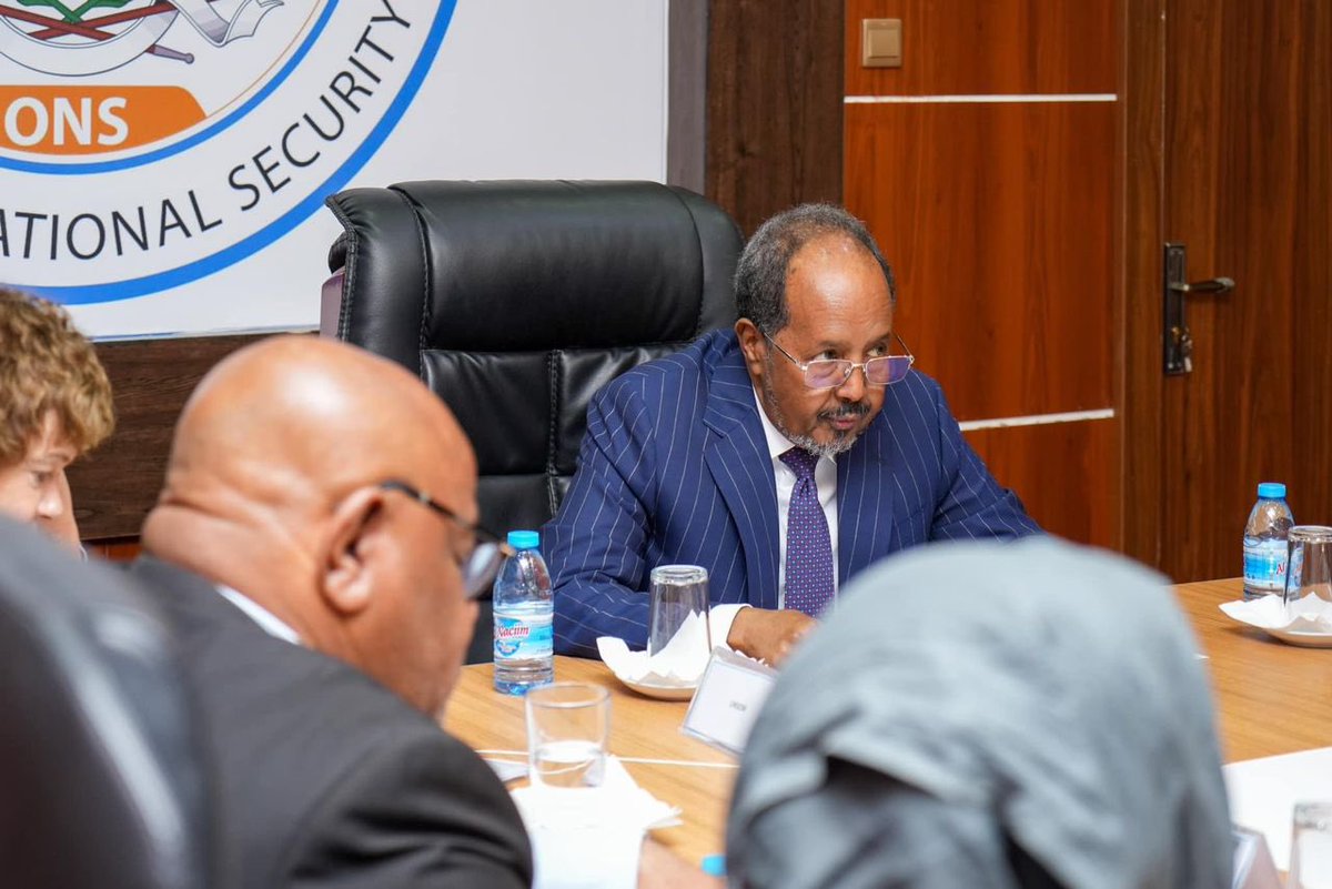 Pleased to meet w Pres. @HassanSMohamud & int. community last week for briefing & exchange on situation of #democratization,offensive against AS & #stabilization & reconciliation in🇸🇴.🇩🇰supports 🇸🇴 by implementing new #regional Peace&Stabilization Prog. to further this objective.