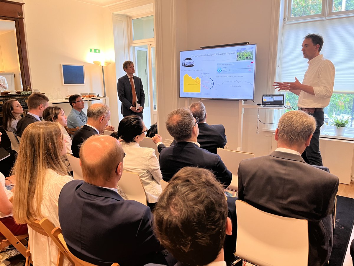 NLinNorway's tweet photo. What role (can/should) energy giants play in the #energytransition? We organised a deep dive with introductions from @MartenBoon and Aage Borchgrevink (@Aageb). Together with representatives from the diplomatic corps we looked at different perspectives of this topic. https://t.co/pGk1U4iL56