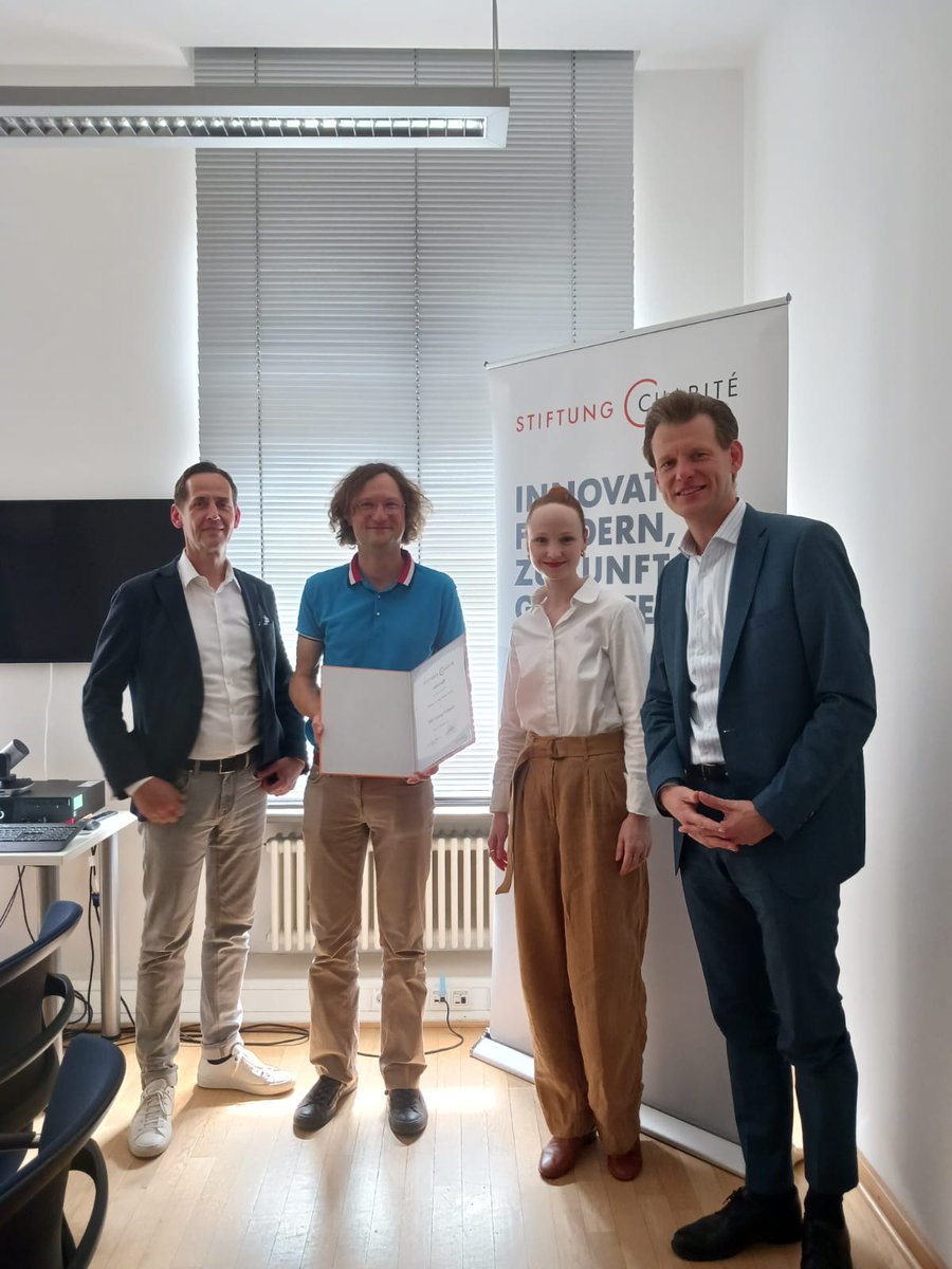 StiftungCharite's tweet photo. Gestern hatten wir Besuch von Visiting Professor @WernigLab @Stanford und seinem Host @f_Heppner @ChariteBerlin. Die beiden Neurowissenschaftler forschen an mutierten #Immunzellen, die neurodegenerative Krankheiten wie #Alzheimer auslösen können. Dafür nutzen sie u.a. #Organoide. https://t.co/eaQei4Vdhf