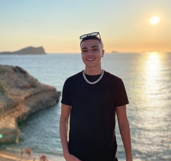 OK_Magazine's tweet photo. Junior Andre parties on yacht in Ibiza during first lads' holiday after turning 18
#JuniorAndre
https://t.co/09hTOcVHSg https://t.co/vRm0TFsTii