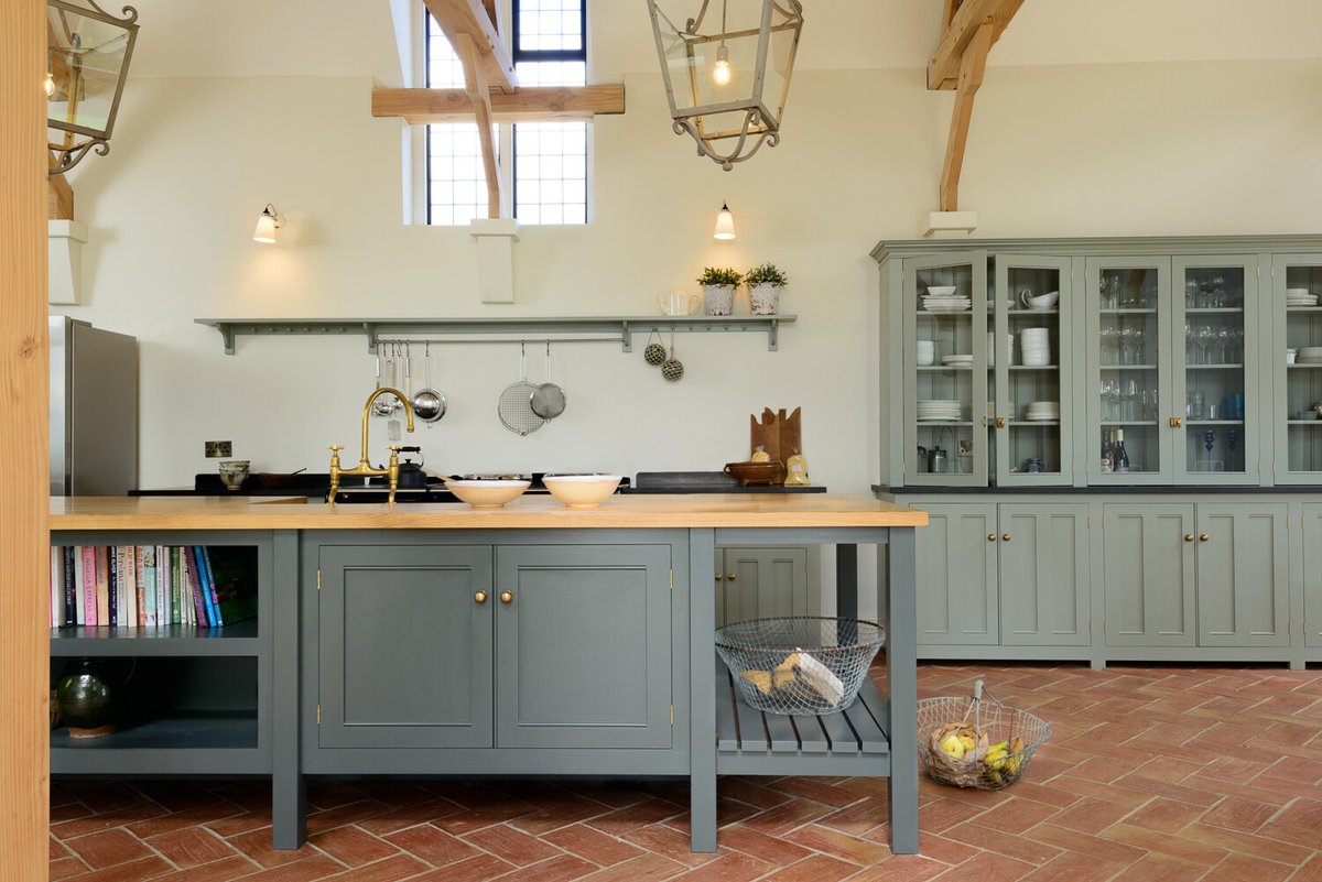 #KitchenTour: This room was cathedral-like in it’s proportions, it stretched over 11m long with the most incredible vaulted roof. devol.ltd/guildforddairy… #BespokeKitchen