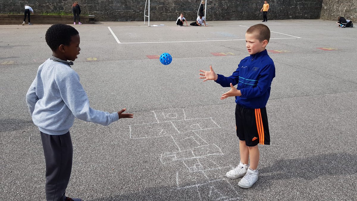 MissAndersonWS's tweet photo. This morning we had fun doing spelling outdoors! @woodside_school ⛅️🔠 https://t.co/fc3coMnsil