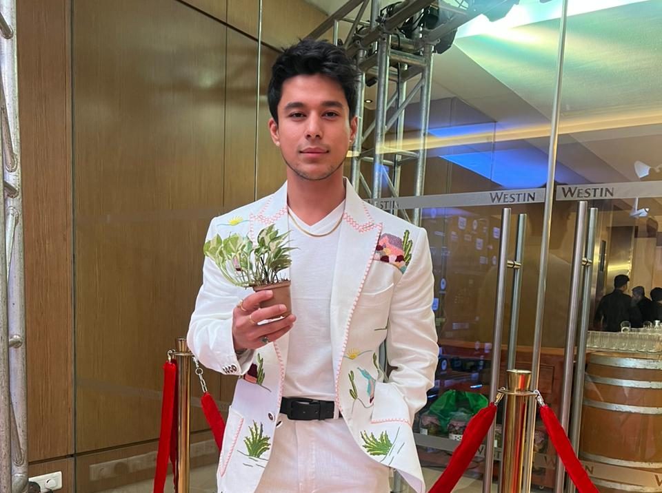 Pratik Sehajpal's Fashionable Advocacy for a Greener Future @realsehajpal #PratikSehajpal #GoGreen #Sustainability urbanasian.com/entertainment/…