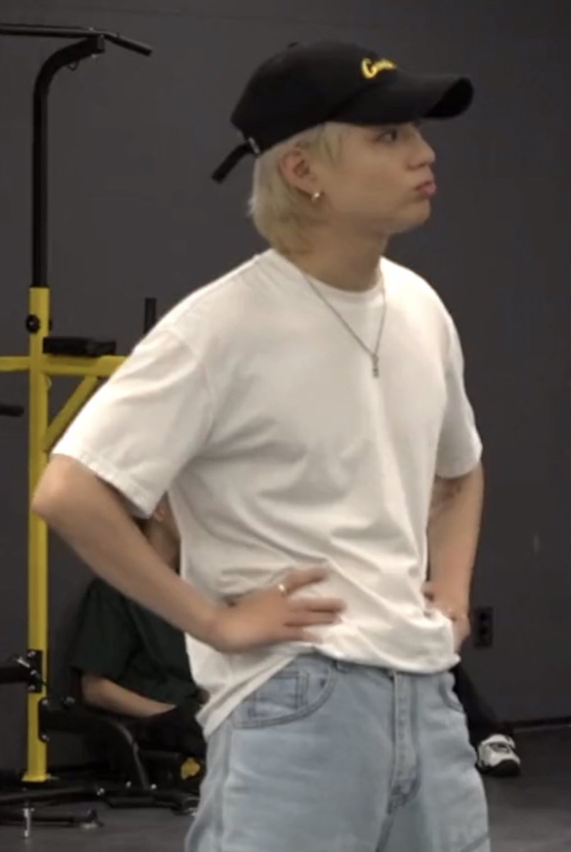 taemni ♡ on Twitter "DOMESTIC TAEMIN IN PLAIN BLACK TOP AND WHITE TEES MAKES HIM EXTRA HOTTER"