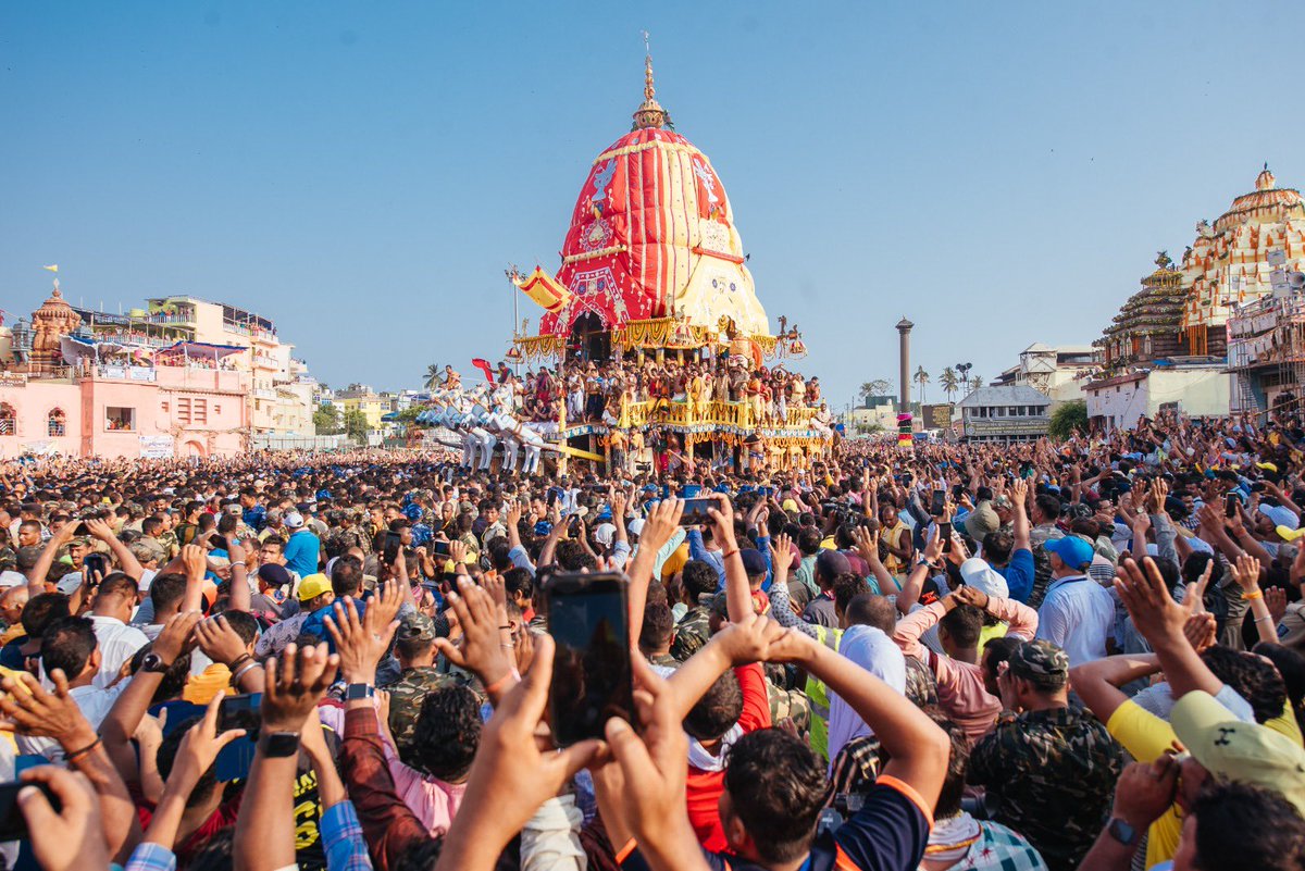 ऐतिहासिक रथयात्रा में श्री श्री गजपति महाराज दिब्य सिंह देब जी द्वारा सम्पन्न महाप्रभु के रथ पर “छेरा पहंरा” रिति-रिवाज को देखने का शुभ अवसर मिला तथा हम सभी को उनका आशीर्वाद भी प्राप्त हुआ।

ଆଜି ବିଶ୍ୱ ପ୍ରସିଦ୍ଧ ରଥଯାତ୍ରା ଅବସରରେ ଭକ୍ତିମୟ ପରିବେଶ ମଧ୍ୟରେ ଶ୍ରୀ ଶ୍ରୀ ଗଜପତି ମହାରାଜାଙ୍କ