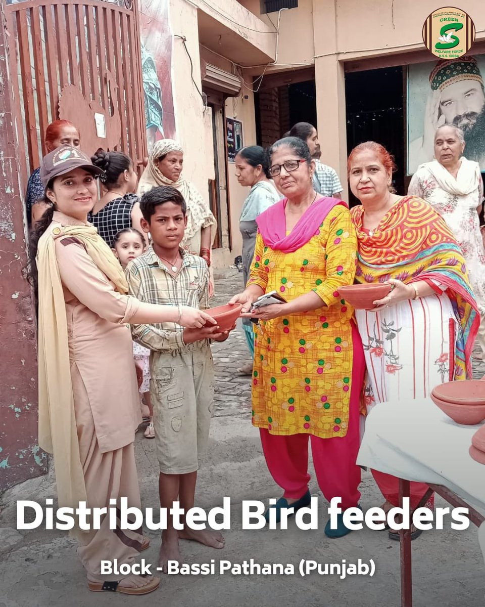 Shah Satnam Ji Green 'S' Welfare Force Wing volunteers are distributing clay pots to locals, urging them to keep around water and feed for birds during the scorching summer. Every small act echoes with kindness! 🐦💧#KindnessMatters #BirdsCare #NurturingBirds