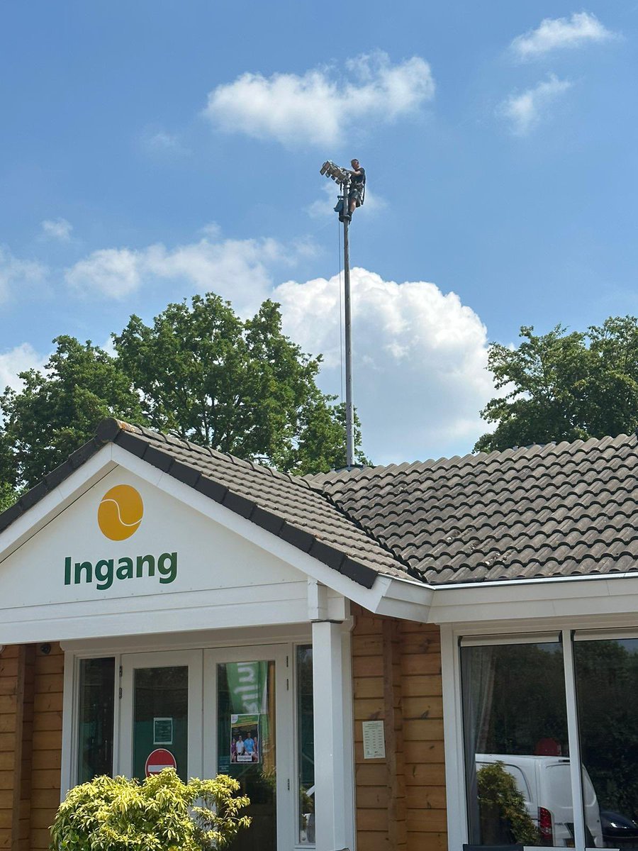 Rijnhuyse's tweet photo. Gisteravond ging tijdens ons open toernooi een lamp in een lichtmast kapot. Dankzij de snelle service van @SportStroomNL is de lamp weer hersteld en kunnen we vanavond weer alle banen gebruiken. Kom je ook kijken? #tennis #nieuwegein #opentoernooi #smashcourt https://t.co/0GVBxFE9zj