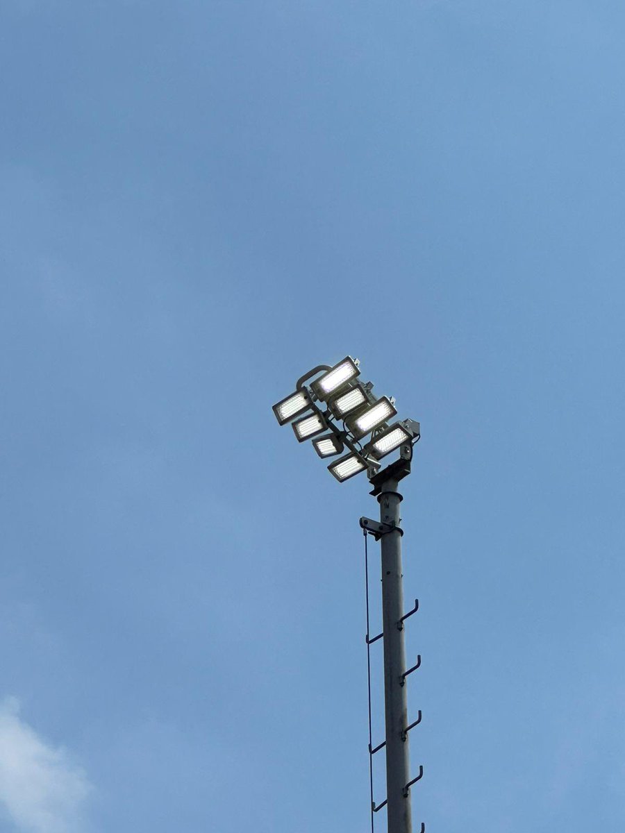 Gisteravond ging tijdens ons open toernooi een lamp in een lichtmast kapot. Dankzij de snelle service van <a href="/SportStroomNL/">SportStroom - energiecoach van sportclubs</a> is de lamp weer hersteld en kunnen we vanavond weer alle banen gebruiken. Kom je ook kijken? #tennis #nieuwegein #opentoernooi #smashcourt