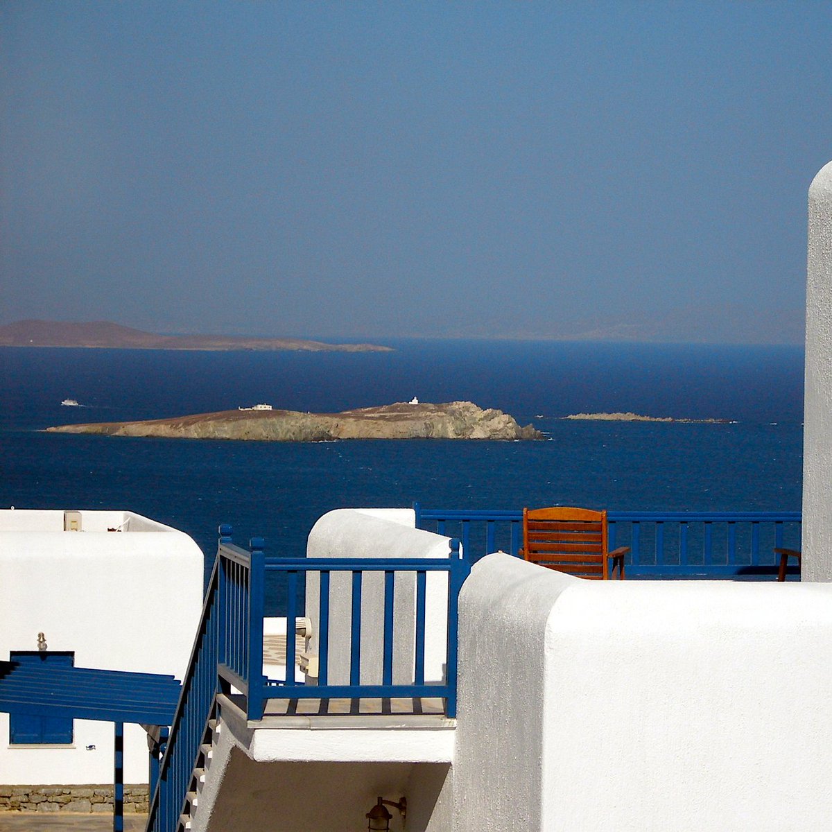 Mykonos is known for its nightlife, but a visitor to the island 300 years ago paints a very different picture of Mykonos after dark...

Just when you think the Cyclades are out of surprises, here's a story about a botanist, a vampire, &amp;  a few archaeologists!

🇬🇷🦇1/10 #greece