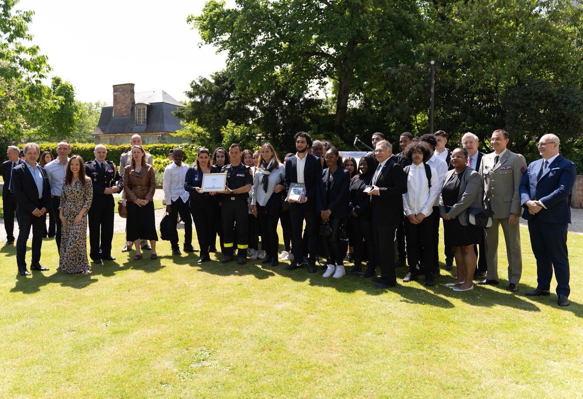 riisc_1's tweet image. #Jeunesse🥈: 2e prix pour la classe du lycée Léon Blum de #Créteil jumelée avec la 3e Compagnie de l&apos;#UIISC1, du &quot;Prix des classes de Défense et sécurité globales d&apos;Ile-de-France&quot;, cat. lycée. La remise était présidée par le @Gouv_mili_Paris, à l&apos;Hôtel national des #Invalides.