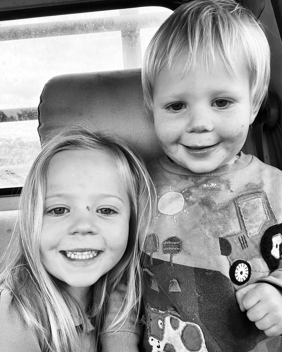 Kids got bored on the feed run..  📷