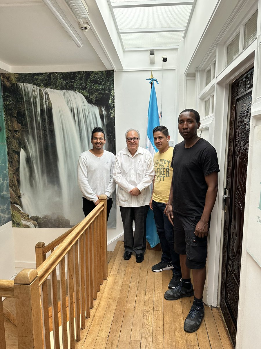 We continue to serve the Honduran community in the UK by providing them with data collection services for a new passport and for the new DNI. Today I received a trio of great entrepreneurs and successful compatriots