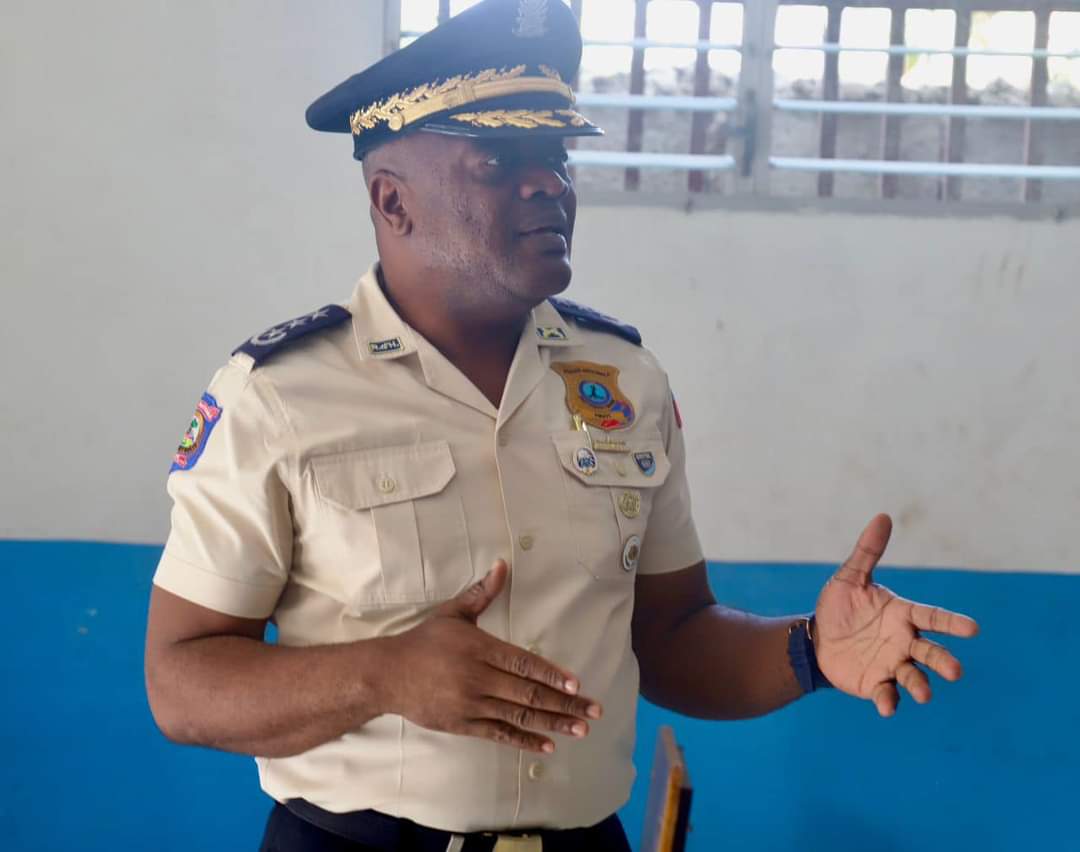 modelfm883's tweet photo. Le DG a.i. de la PNH Frantz Elbé a effectué une tournée de supervision, hier lundi, au commissariat de Bon-Repos et aux Sous-Commissariats de Cesselesse et de Cazeau. Il en a profité pour faire une évaluation de la situation des policiers ainsi que leurs conditions de travail. https://t.co/heY7gGA8g8