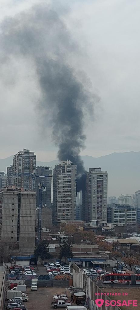 🔴 AHORA: el CBS ha despachado 11 carros ante #Incendio en departamento de edificio, en Carmen con Santa Victoria, #Santiago.
(Foto vía <a href="/SOSAFE_CL/">SOSAFE</a>)
#EmergenciasCBS 
#BomberosSantiago