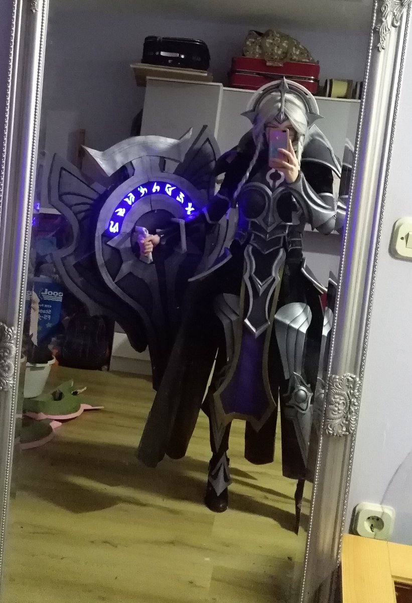 this specific Lunar Eclipse Leona cosplay WIP pic for some reason