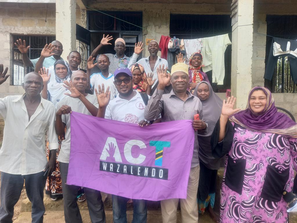 Muendelezo wa ujenzi wa chama @ACT_wazalendo1 Jimbo la mkinga. Huu ni uongozi mpya kata ya Duga Sigaya.
Viongozi wote walikua chama cha CUF 
Wameshusha tanga na kupandisha Tanga la ACT-WAZALENDO.
<a href="/AdoShaibu/">Ado Shaibu</a>
<a href="/JiniKinyonga/">Dotto Rangimoto</a>

#TaifaLaWote
#MaslahiYaWote.