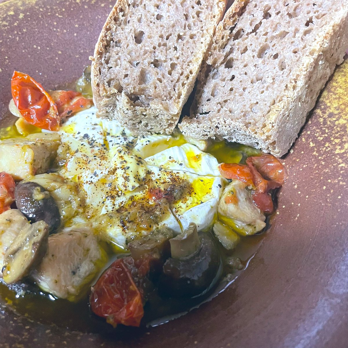 先週末に作った全粒粉パン、カマンベール鶏肉アヒージョと共に食いやした。
うまい。 https://t.co/eetd2vWQZZ https://t.co/JBgD74KMZ4