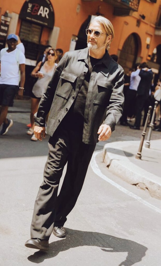 jdoyeonthinker's tweet photo. FINALLY!! IN SUCH A LOOONG TIME!!!!
I GOT MY SPECIAL GIFT!!! I DESERVED THESE CRUMBS!!! 🖤🖤
#JEONDOYEON #MADSMIKKELSEN

*in my delulu gil boksoon and daddy duncan are having a summer date in black. https://t.co/c6JSmIbYVq