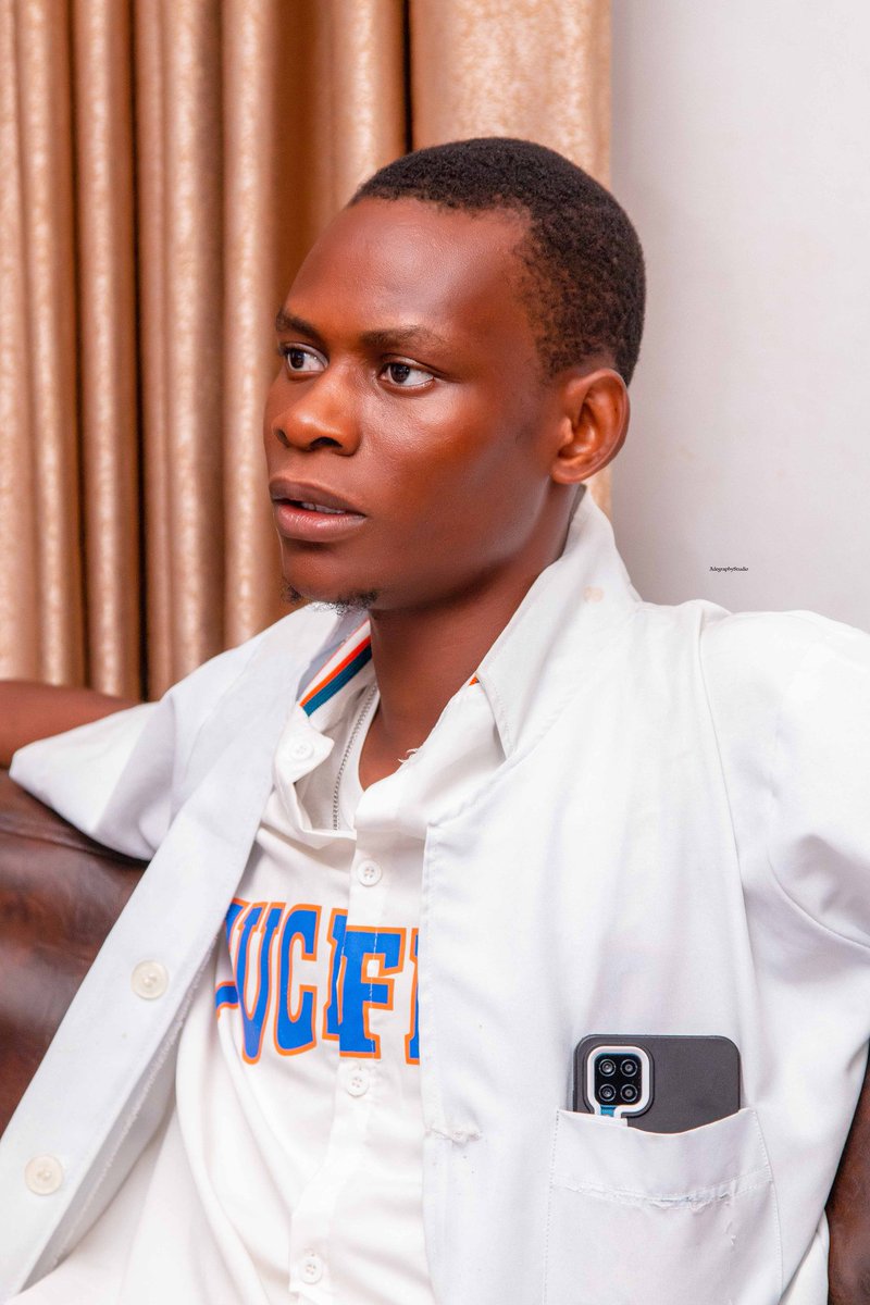 adegraphystudio's tweet image. Friends are those rare people who ask how we are and then wait to hear the answer. 

#Photographyoftheday #FRIENDS #friendforever #friendsforlife #laugh #smiles #Friendship #frdzz