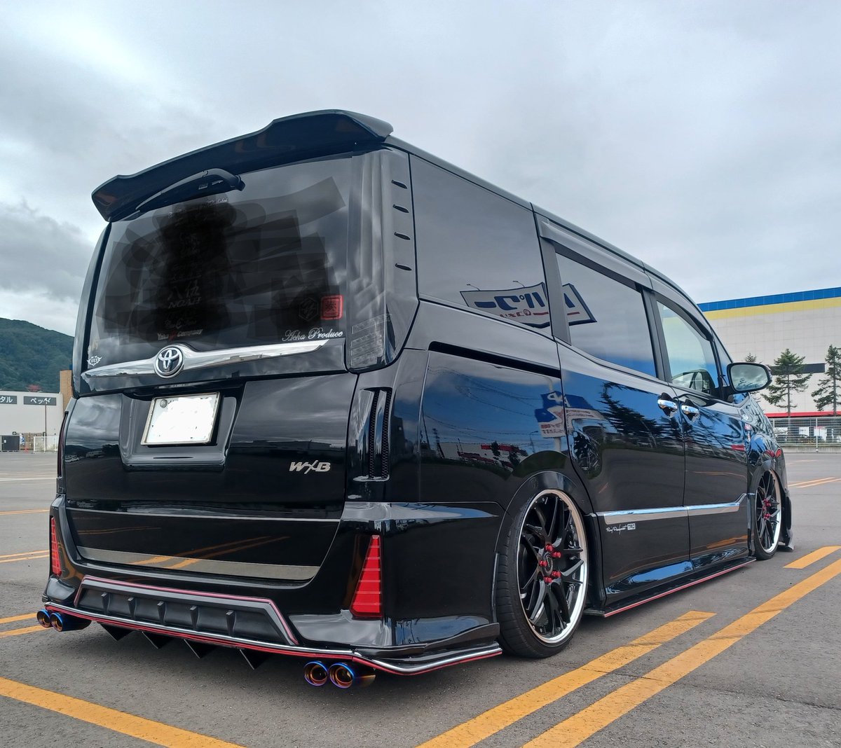 kennoji4's tweet image. #車弄り
#トミカ改造
#自己満足
#ストレス発散と独り言 
久しぶりに車弄り
マフラー４本出し🎵　と！
トミカヴォクシー前期をノア後期エアロ仕様に改造中～🎵
嫌なこと忘れられる🤣
んーー満足❗