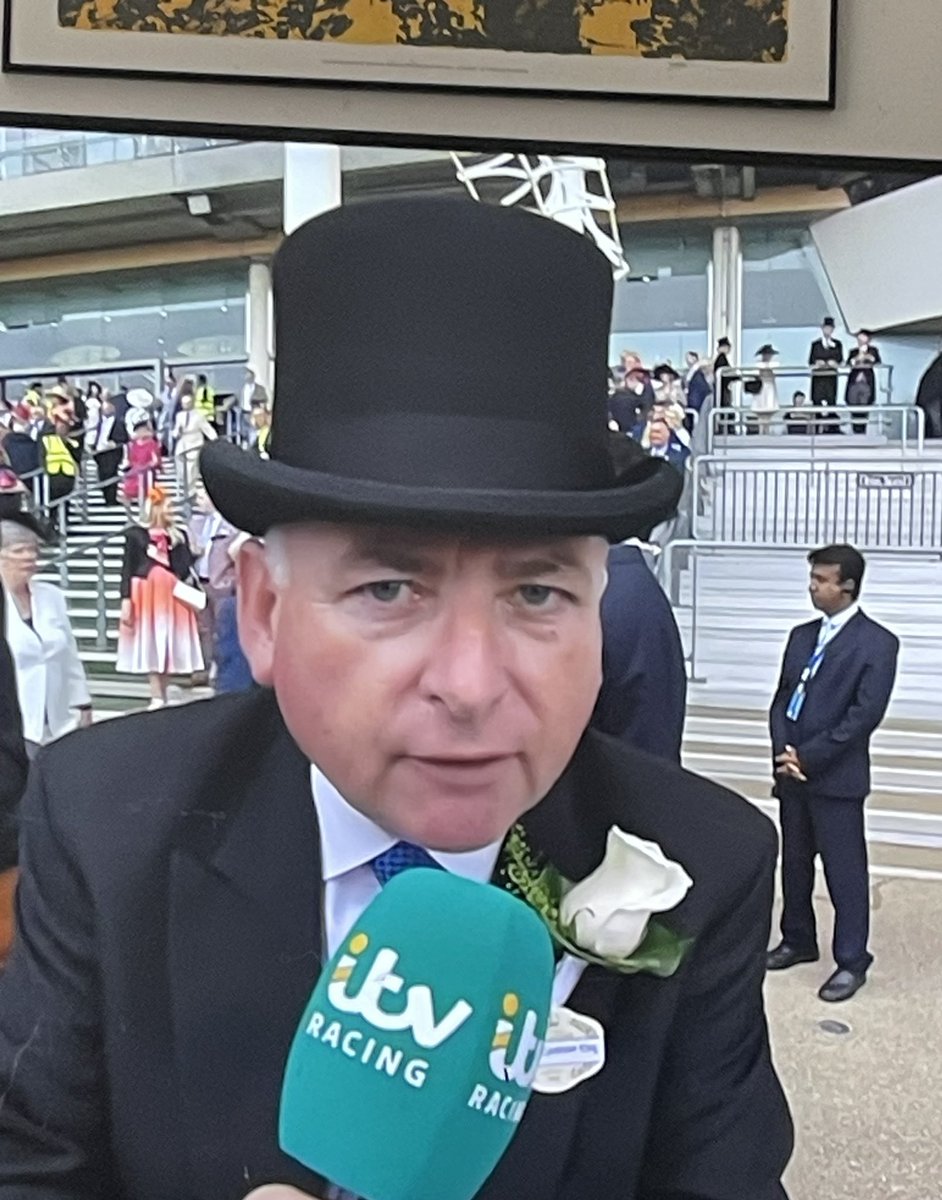 chmpagnesoc's tweet photo. Herlig sportsdag. Efter Holger Rune-sejr kan man lige se lidt trav fra Royal Ascot. Kravet er åbenbart at man har en tåbelig hat på. Der kunne den lokale travbane altså godt lære lidt!!! #hvorerchampagnen #tilhest #trav #tennis #kroniskironisk https://t.co/pQwv9KMo65