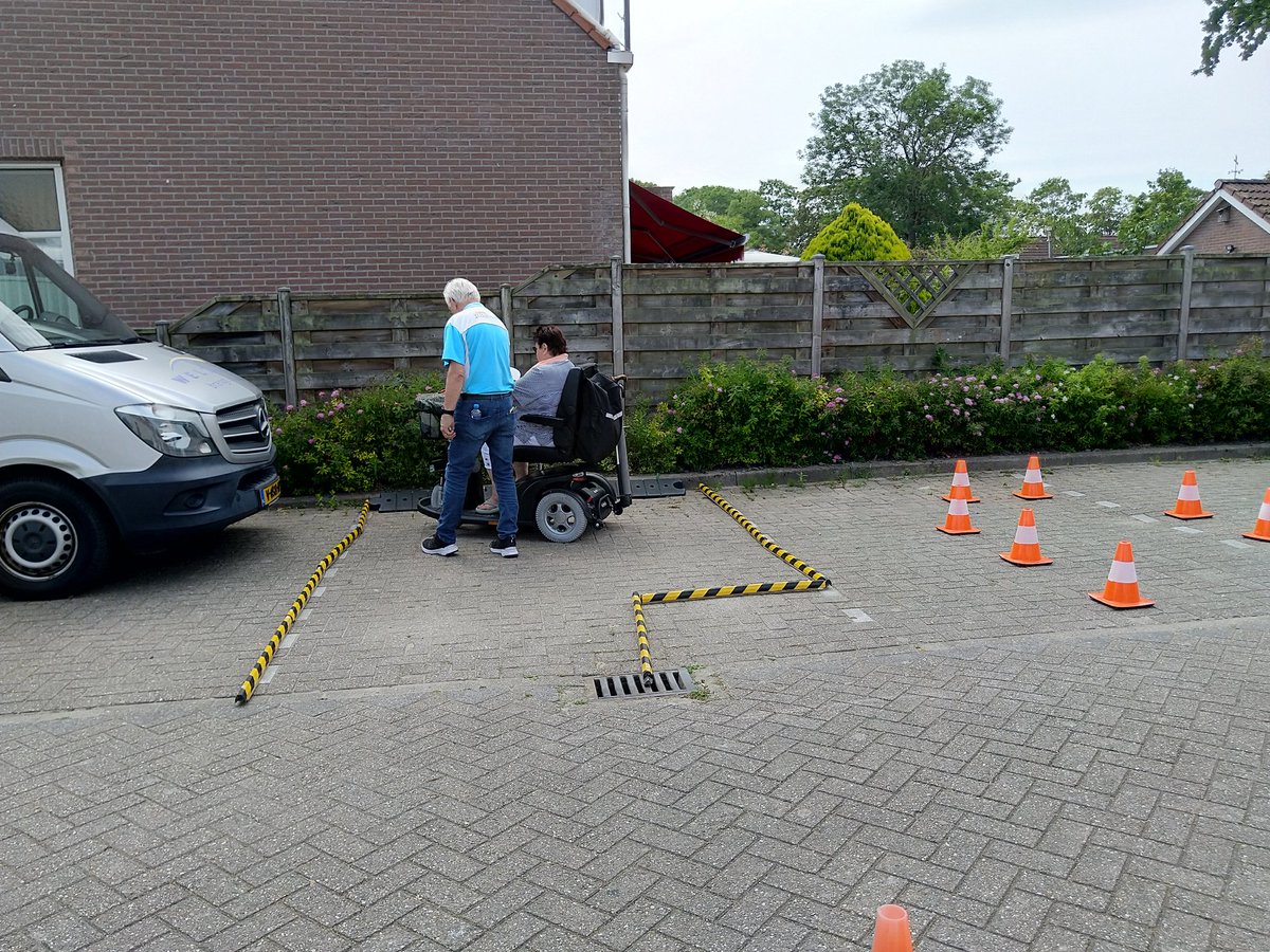 Wethouder Van Putten bracht dinsdag 20/6 een bezoek aan de scootmobielcursus in Oude Tonge, geïnitieerd door de RPV GO en uitgevoerd door VVN. Een geweldige dag met 20 cursisten en onverwachts een extra deelnemer😊. Met dank aan de VVN vrijwilligers en Jos van Welzorg!
