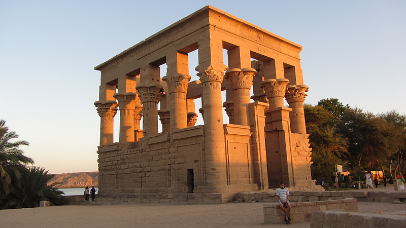 #WordOrigins

Kiosk, noun: 

a small structure with open sides used to vend merchandise or services; a small stand-alone device providing information or services on a computer screen.

From the Turkish 'köşk', taken from Persian 'kūshk', meaning 'portico', 1st use about 1625.