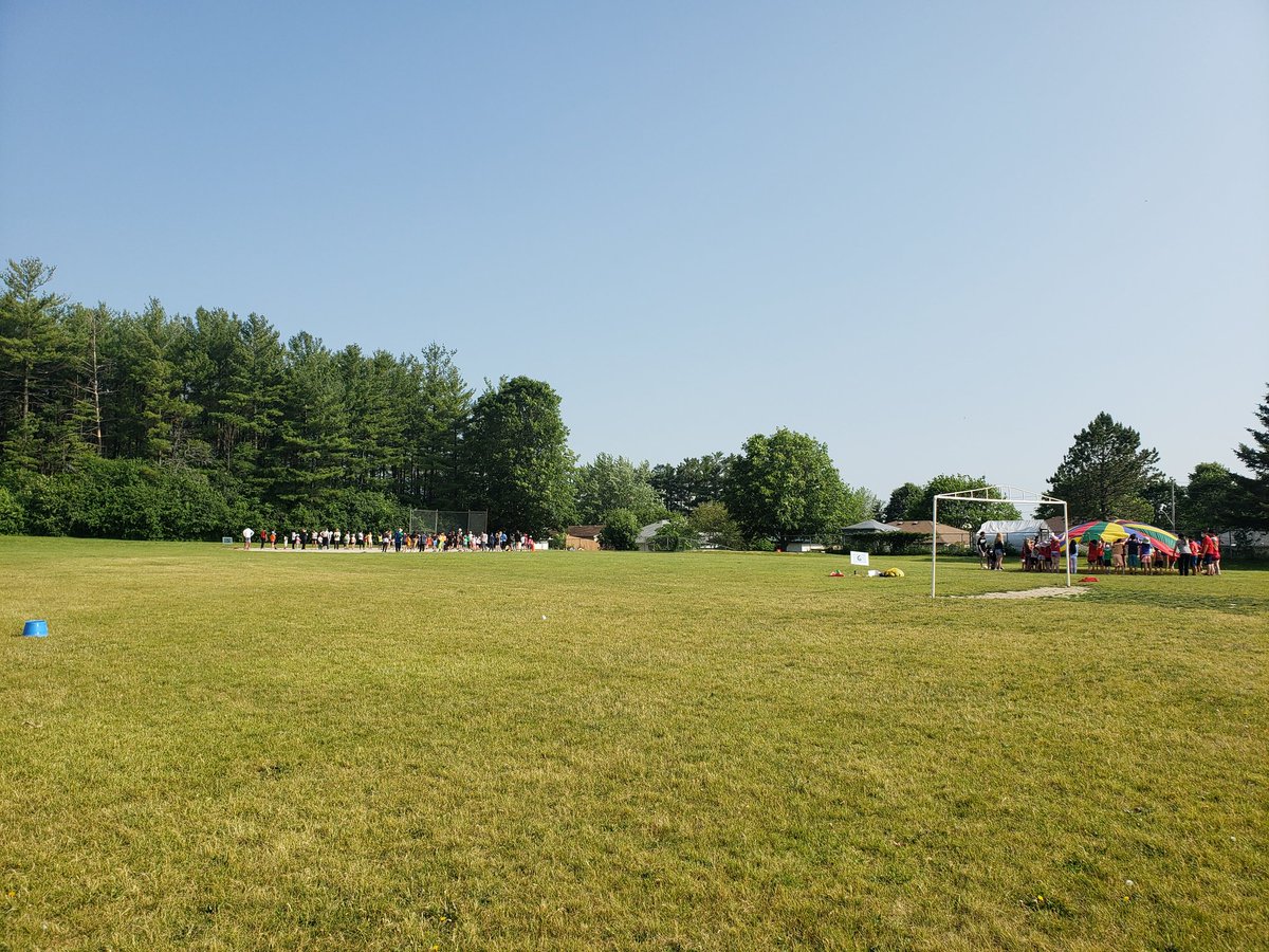 TaylorEvansPS's tweet photo. #taylorevanseagles #taylorevansps starting our #colourhouse playday! #getoutside @RalfMesenbrink @ugdsb @BeakieEvans @JuniorTEPS https://t.co/AXhzjp11Pt