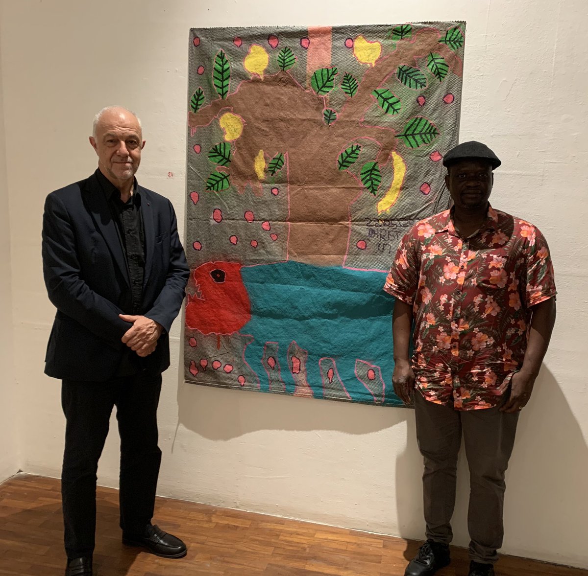 JMCambaceres's tweet photo. #Bénin, #Cotonou.Première acquisition d’une peinture de #ChrisOrel artiste peintre béninois de l’ONG #VieetSolidarité qui aide les artistes handicapés. L’ONG présidée par #LouisOkeAgbo gère un Centre d’art thérapie et expose plusieurs peintres à l’Institut français. https://t.co/FMr41WlQ4z