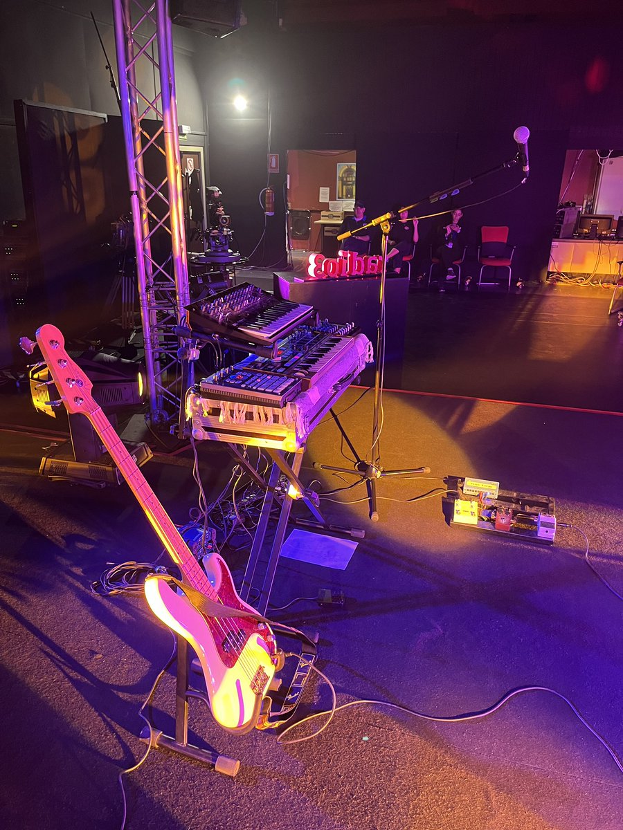 briznaband's tweet photo. Las maquinitas en su sitio y ready to rock! @radio3_rne https://t.co/2NEY9UtKqM