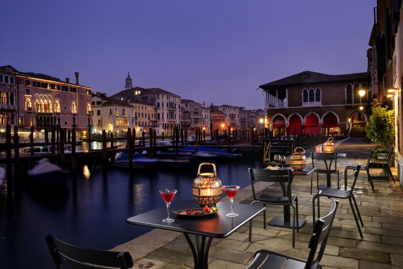 Finding a reasonably priced hotel right on the Grand Canal is a bit of a hat trick, which makes L’Orologio a relative bargain in an overpriced city: bit.ly/3NiNU2x
