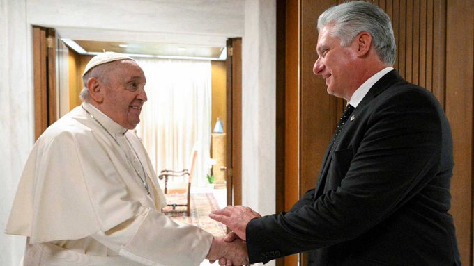 SIolga_SC's tweet photo. El Presidente cubano @DiazCanelB
 y su Santidad el Papa Francisco se reúnen en la Santa Sede en conversaciones cordiales y amistosas. @CubaMined  @barreto_nt   @cira_pineiro @LienMons @Yamilet50088609 @curbelo_asley @Coralia_Saez @dmesantaclaravc @dpevillaclara @YosbellLima https://t.co/2Te6rb1eCN