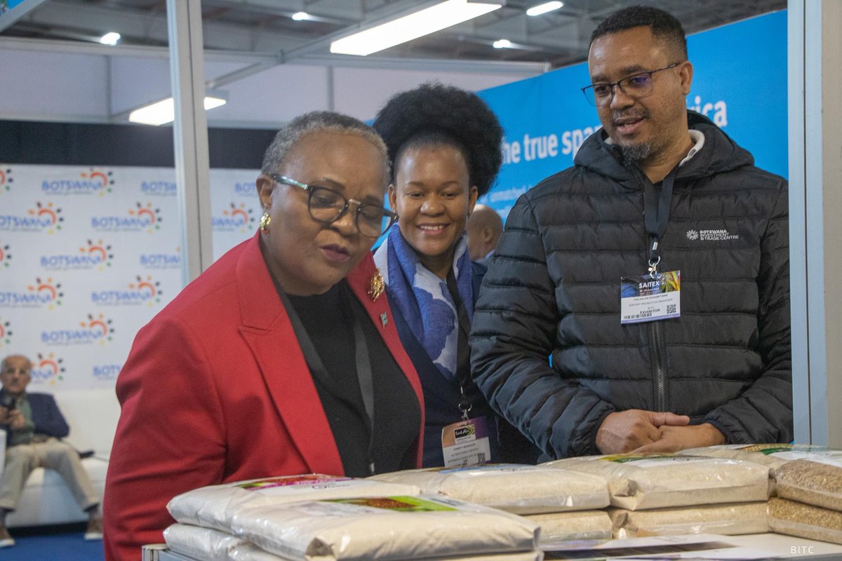 BOTSA_Pretoria's tweet photo. Her Excellency, Dr. Sanji Monageng, Botswana High Commissioner to the Republic of South Africa, visited Botswana companies currently taking part at the Southern African International Trade Exhibition (SAITEX). 

#SAITEX #BotswanaAtSAITEX
#BITC https://t.co/Fa2GalxyOu